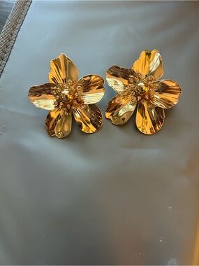 Lilly Pulitzer Gold Floral Earrings, great condition.